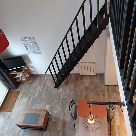 Prive Avec Terrasse Entree Independante アパート *